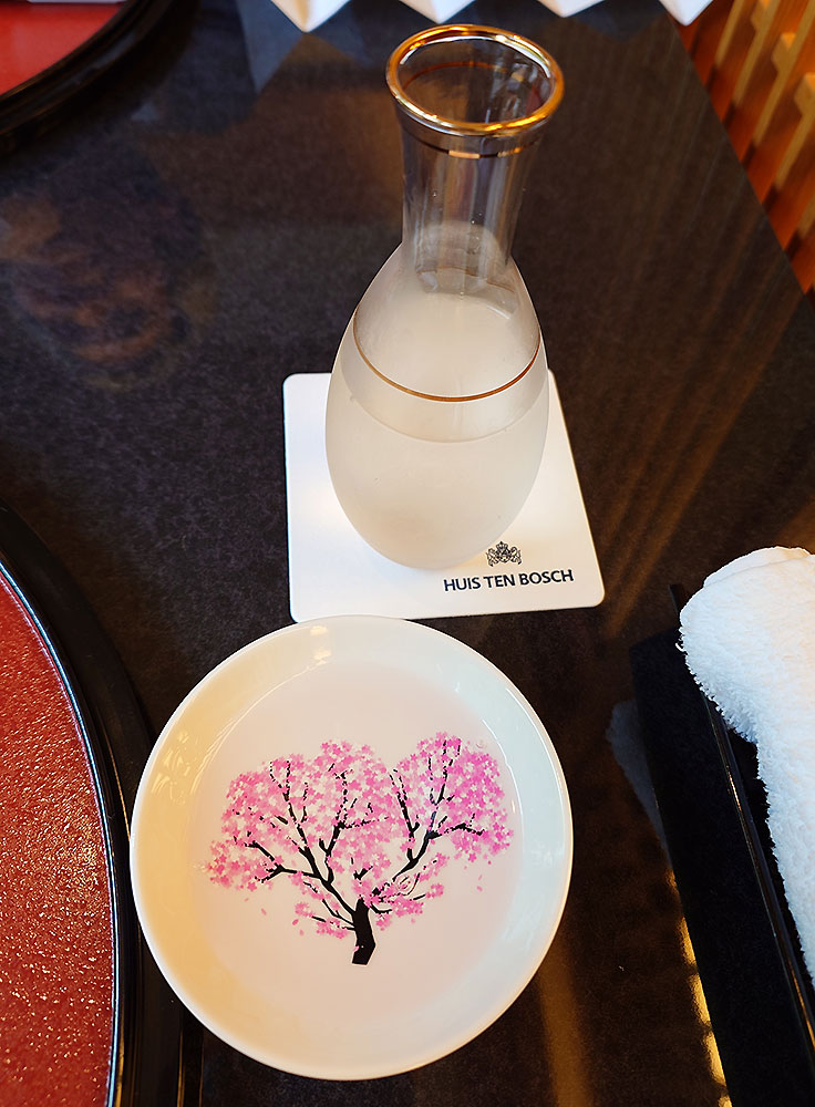 吉翠亭のお酒を入れると桜が咲くお猪口